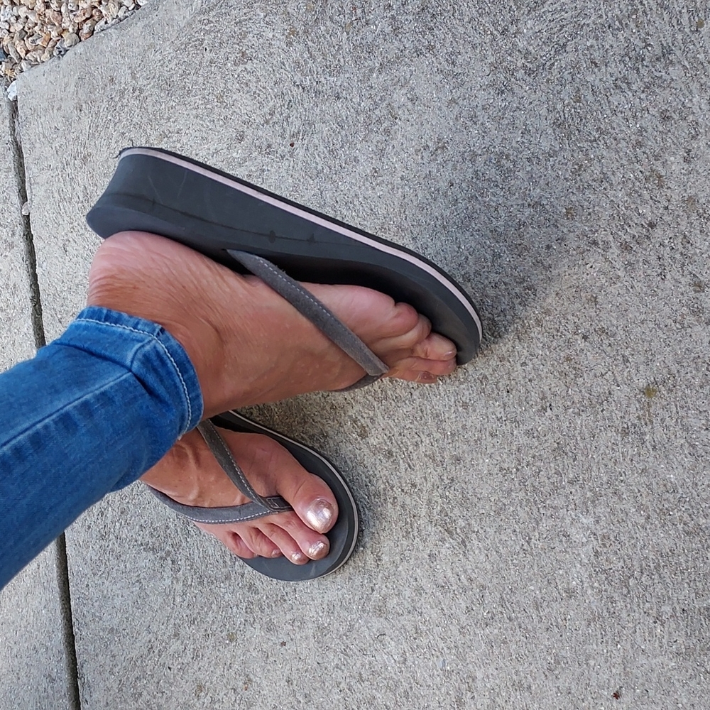Simple gray flip flops - Picture 2 of 5